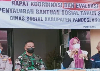 RAKOR BANSOS–Dinsos Kabupaten Pandeglang, didampingi para Tim Kor Bansos, memimpin rakor evaluasi bansos, Selasa (26/4/2022). (ISTIMEWA)