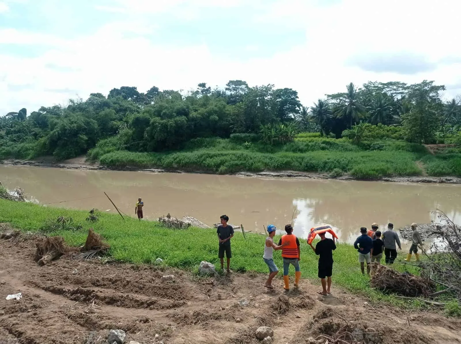 Sejumlah warga yang penasaran dengan penemuan mayat, mendatangi bantaran Sungai Ciujung,Minggu (3/4/2022). (ISTIMEWA)