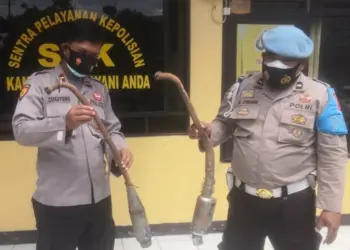 Personel Polsek Banjar, tunjukkan knalpot bising hasil operasi. (ISTIMEWA)