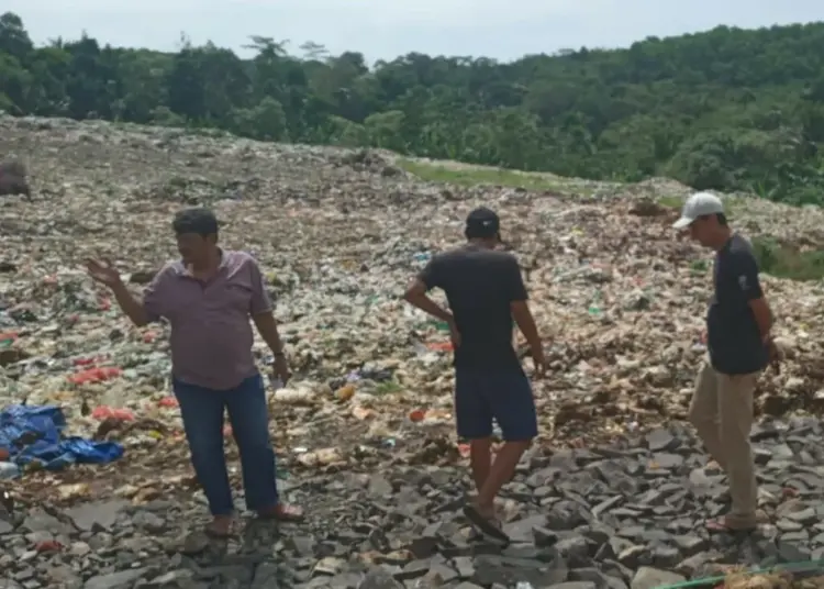 Anggota DPRD Pandeglang, Erin Pabiana sedang menijau kondisi TPA Bojongcanar, Kecamatan Cikedal, Kabupaten Pandeglang, beberapa waktu lalu. (ISTIMEWA)