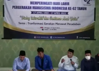 Ketua DPRD Pandeglang, TB. Udi Juhdi (paling kiri), bersama nggota DPRD Pandeglang Ade Muamar (tengah), sedang melakukan dialog interaktif di acara Harlah PMII ke 62 tahun, di aula PC NU Pandeglang, Minggu (17/4/2022). (ISTIMEWA)