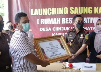 DILAUCHING–Kajati Banten, didampingi Bupati Pandeglang dan Kajari Pandeglang, memberikan penghargaan kepada pihak Desa Ciinjiuk, saat launching Saung Karapihan Restorative Justice, Senin (11/4/2022). (ISTIMEWA)