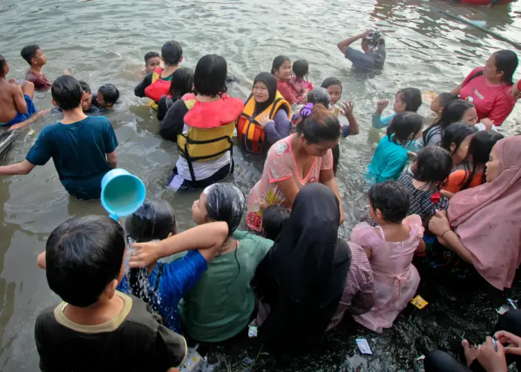 Foto Tradisi Keramas Bersama di Sungai Cisadane Jelang Ramadan