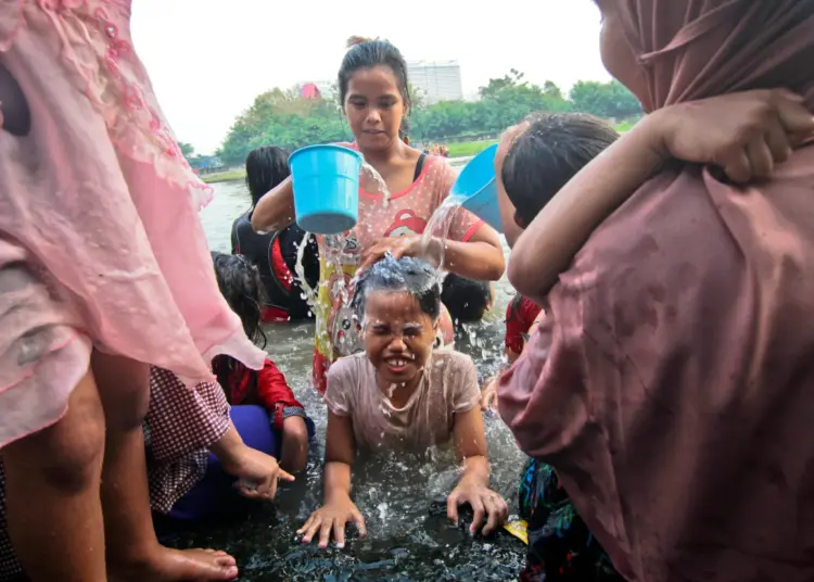 Foto Tradisi Keramas Bersama di Sungai Cisadane Jelang Ramadan