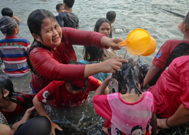 Foto Tradisi Keramas Bersama di Sungai Cisadane Jelang Ramadan