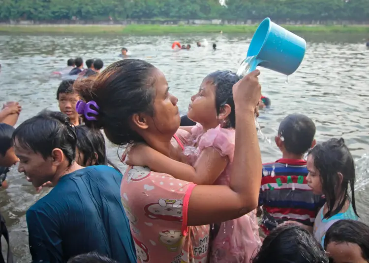 Foto Tradisi Keramas Bersama di Sungai Cisadane Jelang Ramadan