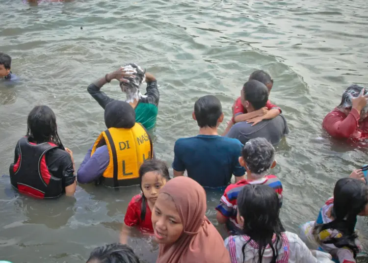 Foto Tradisi Keramas Bersama di Sungai Cisadane Jelang Ramadan