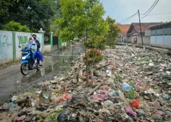 Foto Tumpukan Sampah di Kalimati Kampung Kalijaya Teluknaga