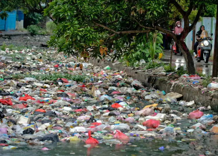 Foto Tumpukan Sampah di Kalimati Kampung Kalijaya Teluknaga