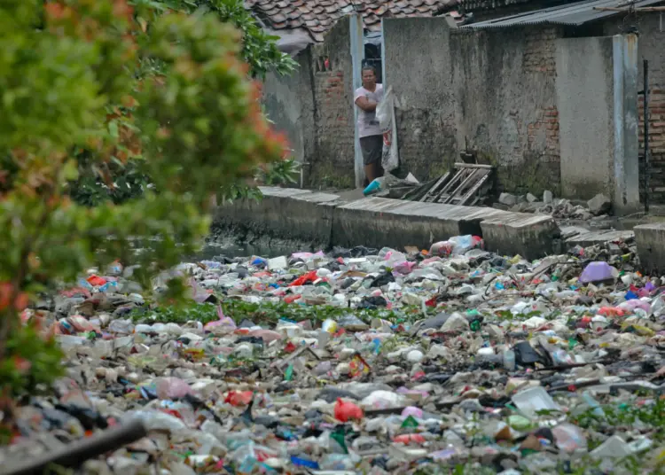 Foto Tumpukan Sampah di Kalimati Kampung Kalijaya Teluknaga