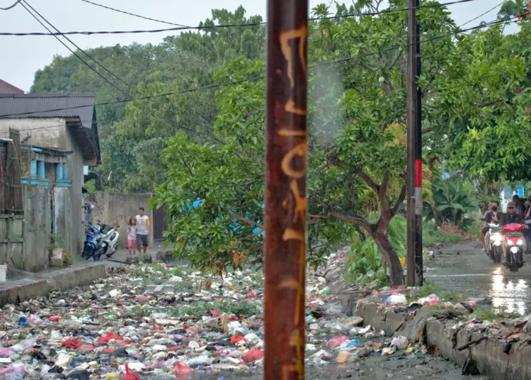 Foto Tumpukan Sampah di Kalimati Kampung Kalijaya Teluknaga