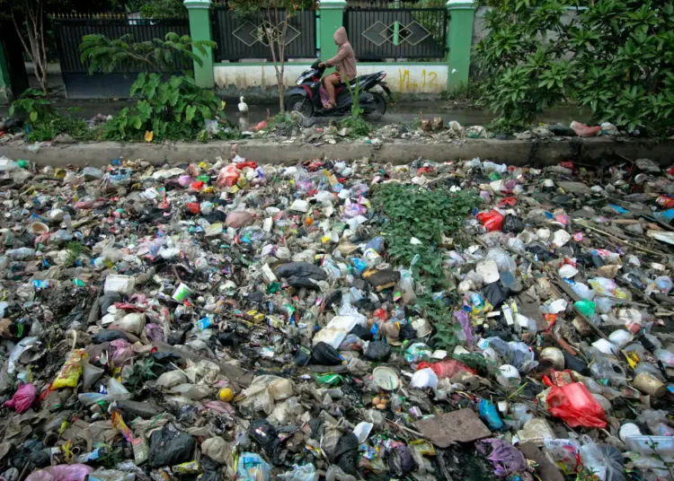 Foto Tumpukan Sampah di Kalimati Kampung Kalijaya Teluknaga