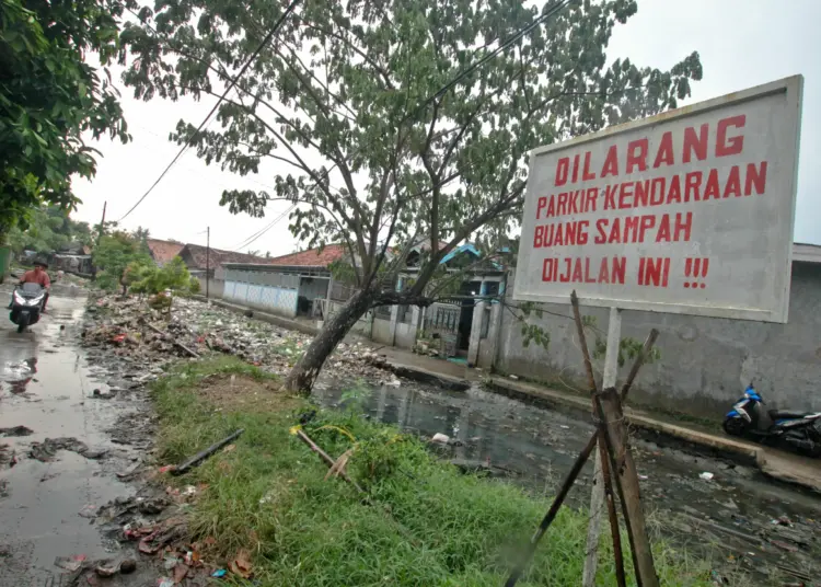 Foto Tumpukan Sampah di Kalimati Kampung Kalijaya Teluknaga