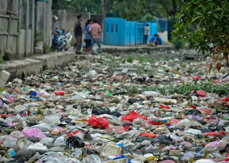 Foto Tumpukan Sampah di Kalimati Kampung Kalijaya Teluknaga