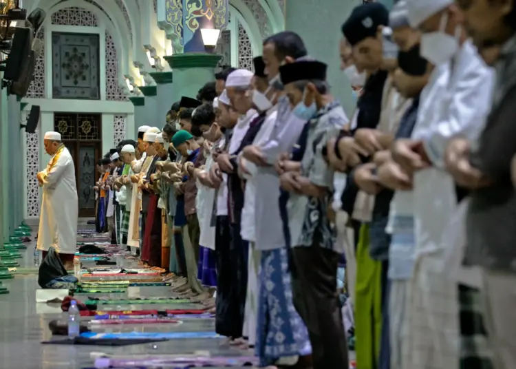 Foto Salat Tarawih di Masjid Al-Azhom Kota Tangerang