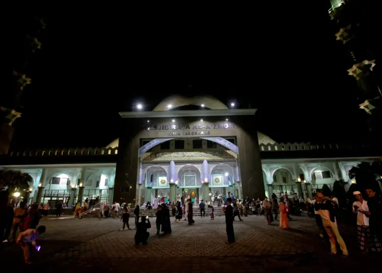 Foto Salat Tarawih di Masjid Al-Azhom Kota Tangerang