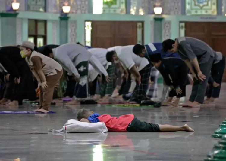 Foto Salat Tarawih di Masjid Al-Azhom Kota Tangerang