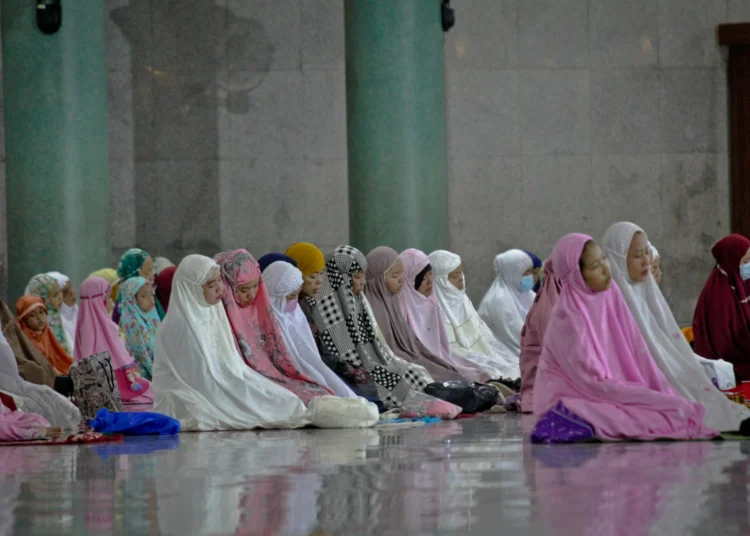 Foto Salat Tarawih di Masjid Al-Azhom Kota Tangerang