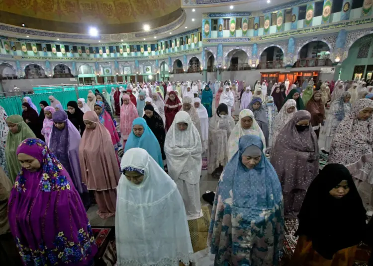 Foto Salat Tarawih di Masjid Al-Azhom Kota Tangerang