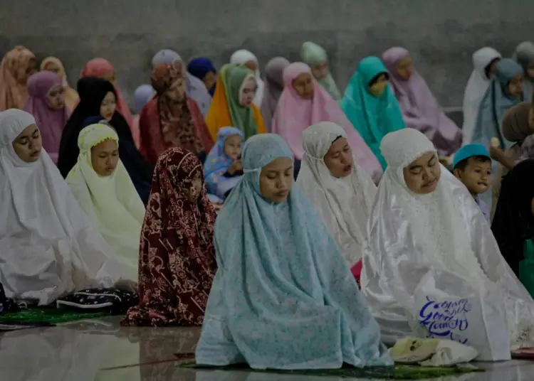 Foto Salat Tarawih di Masjid Al-Azhom Kota Tangerang