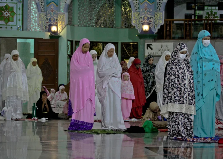 Foto Salat Tarawih di Masjid Al-Azhom Kota Tangerang