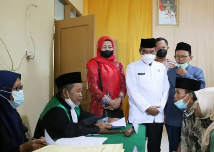 Sejumlah pasangan suami istri, mengikuti isbat nikah yang dilakasanakan di Kecamatan Ciomas, Senin (4/4/2022). (ISTIMEWA)