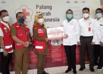 PMI Kota Tengsel, menyerahkan bantuan untuk musibah bencana alam melalui PMI Banten, Selasa (12/4/2022). (ISTIMEWA)