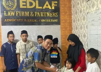 Pimpinan kantor EDLAF, Edi Humaedi, santuni anak yatim dan dhuafa, Senin (18/4/2022). (ISTIMEWA)