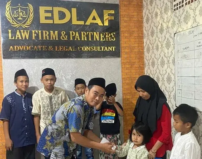 Pimpinan kantor EDLAF, Edi Humaedi, santuni anak yatim dan dhuafa, Senin (18/4/2022). (ISTIMEWA)