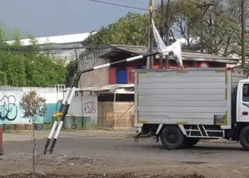 Alamak..Baru Selesai Dibuat, Portal Jalan Ir Juanda Batuceper Langsung Jebol Ditabrak Truk