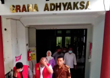 TERSANGKA KORUPSI–Mantan Kepala Dinas LH Kabupaten Serang, Sri Budi Prihasto, bersama tiga tersangka lainnya, dikawal petugas dari Kejari Serang dan Mapolda Banten, untuk dititipkan ke Rutan Serang, Senin (30/5/2022) sore. (Herman Saputra/Satelitnews.id)