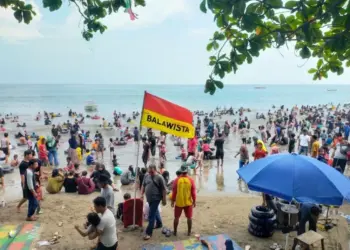 Situasi wisata Pantai Pasir Putih Carita, Kecamatan Carita, Kabupaten Pandeglang, Minggu (8/5/2022). (ISTIMEWA)