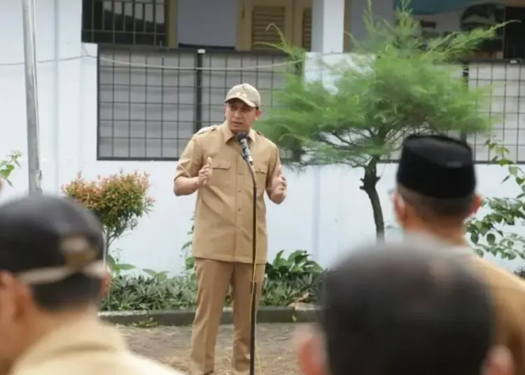 Wabup Pandeglang, Tanto Warsono Arban, sedang menyampaikan sambutan di momen halal bihalal Idul Fitris saat apel pagi di lingkungan Setda Pandeglang, Senin (9/5/2022). (ISTIMEWA)