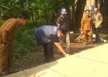 MONITORING–Wabup Pandeglang, Tanto Warsono Arban, memeriksa hasil pembangunan jalan beton Cadasari – Koranji, Senin (23/5/2022). (NIPAL SUTIANA/SATELITNEWS.ID)