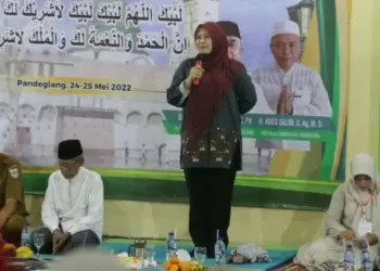 BIMBINGAN MANASIK HAJI–Bupati Pandeglang, Irna Narulita, memberikan sambutan pada acara bimbingan manasik haji reguler tingkat Kabupaten Pandeglang, di Cikole, Kabupaten Pandeglang, Selasa (24/5/2022). (ISTIMEWA)