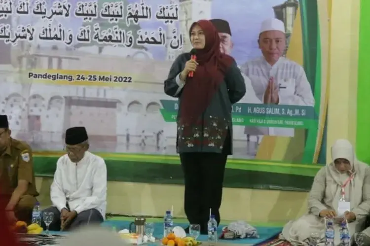 BIMBINGAN MANASIK HAJI–Bupati Pandeglang, Irna Narulita, memberikan sambutan pada acara bimbingan manasik haji reguler tingkat Kabupaten Pandeglang, di Cikole, Kabupaten Pandeglang, Selasa (24/5/2022). (ISTIMEWA)