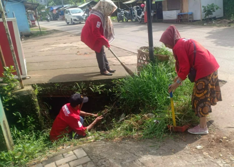 Relawan SIBAT PMI Saruni, sedang melakukan pembersihan gorong-gorong di Perumahan Indah Saruni, Selasa (31/5/2022). (ISTIMEWA)