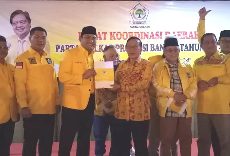 Dewan Kehormatan DPP Partai Golkar, Akbar Tandjung, memberikan buku kepada Sekretaris DPD Partai Golkar Provinsi Banten, Bahrul Ulum, Selasa (17/5/2022). (ISTIMEWA)