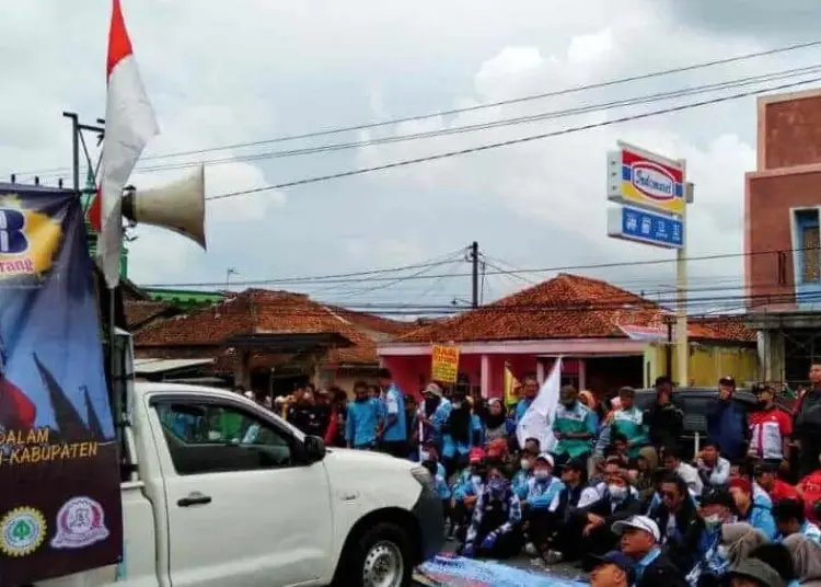 Massa aksi yang tergabung dalam Aliansi Serikat Pekerja Serikat Buruh (ASPSB), berunjuk rasa di kawasan Kantor UPTD PK Banten untuk wilayah Kabupaten Serang, Pandeglang, Lebak, Rabu (25/5/2022) lalu.. (ISTIMEWA)