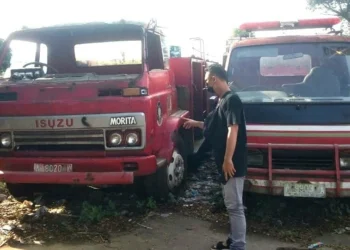 Dua unit armada Damkar milik Pemkab Pandeglang, terlihat ditelantarkan di kawasan Terminal Kadubanen, Selasa (17/5/2022). (ISTIMEWA)