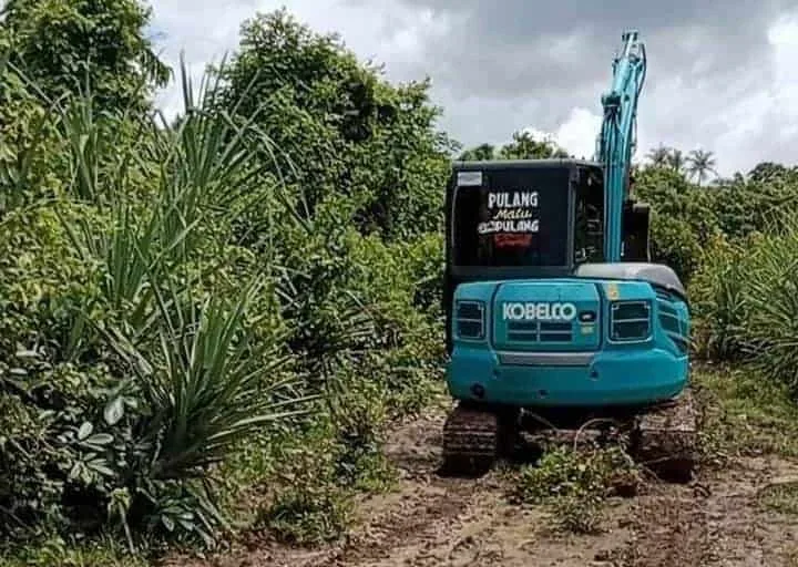 ALAT BERAT–Penggarapan pembangunan proyek Javan Rhino Study and Conservation Area (JRSCA) Taman Nasional Ujung Kulon (TNUK), menggunakan alat berat. (ISTIMEWA)