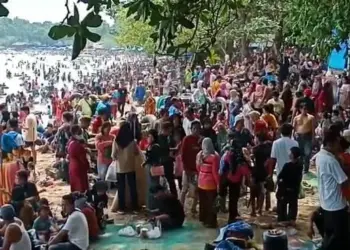 Pengunjung Tempat Wisata Pantai di Banten, membludak, Rabu (4/5/2022). (ISTIMEWA)