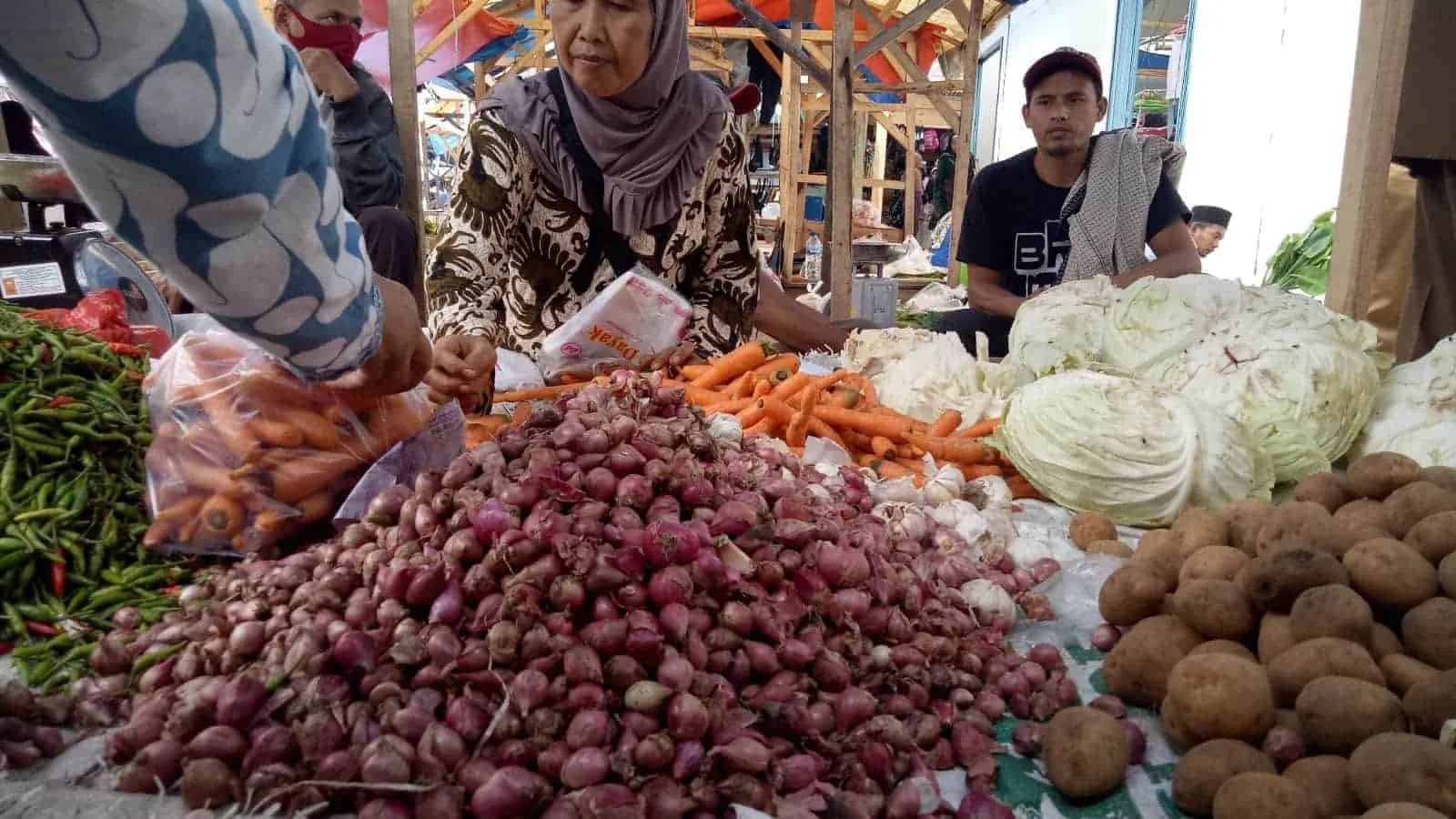 Sejumlah pedagang menjajakan dagangannya di salah satu pasar di Kabupaten Serang, Senin (9/5/2022).(ISTIMEWA)