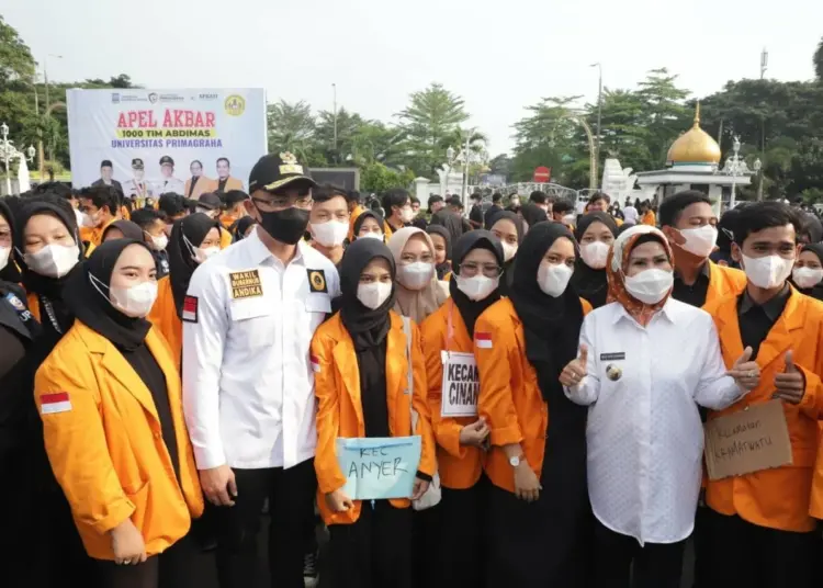 Bupati Serang Ratu Tatu Chasanah dan Wagub Banten Andika Hazrumy, berfoto dengan mahasiswa, Rabu (11/5/2022). (ISTIMEWA)