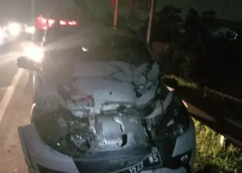 Sopir Minibus Panik, Tabrak Dua Truk di Gerbang Tol Cikupa