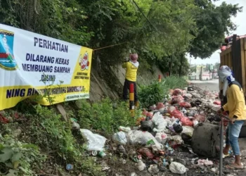 Petugas kebersihan mengangkut sampah liar, yang berserakan di Jalan Raya Serang - Cilegon, belum lama ini. (ISTIMEWA)