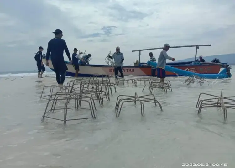 Nelayan dan masyarakat di Kecamatan Sumur, Kabupaten Pandeglang, bersiap - siap melakukan penanaman terumbu karang, Sabtu (21/5/2022). (ISTIMEWA)