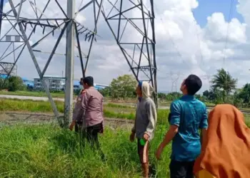 Polisi dan warga datangi TKP percobaan bunuh diri, Selasa (24/5/2022). (ISTIMEWA)