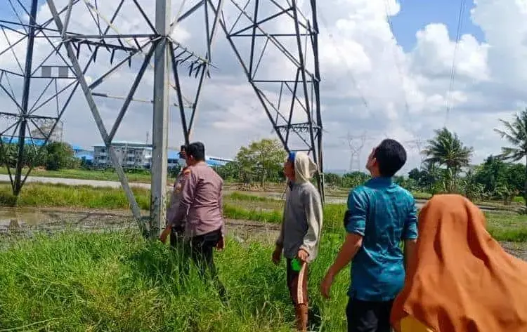 Polisi dan warga datangi TKP percobaan bunuh diri, Selasa (24/5/2022). (ISTIMEWA)