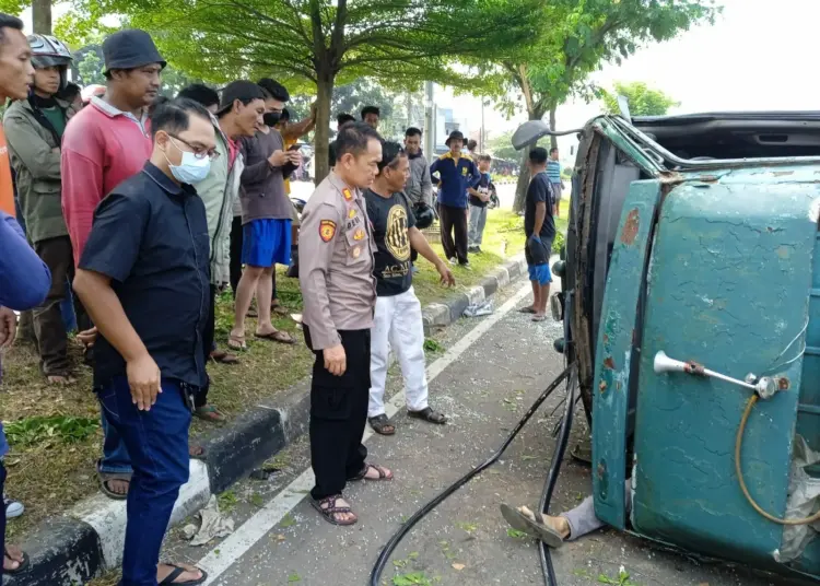 Personel polisi lakukan olah TKP kecelakaan lalulintas, Sabtu (28/5/2022). (ASIH SAFITRI/SATELITNEWS.ID)